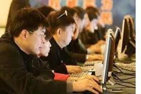 cinesi al computer La Cina è invasa dai microblog, il resto è…censura!
