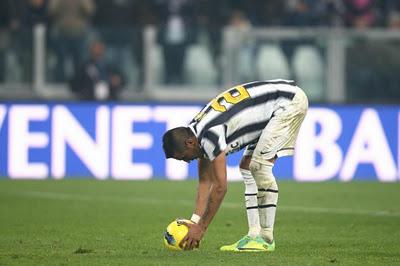 Rodriguez fa un cenno a Vidal durante il rigore in Juventus-Cesena (VIDEO)