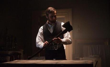 Il presidente Lincoln con un'ascia tra le mani nelle immagini di Abraham Lincoln: Vampire Hunter