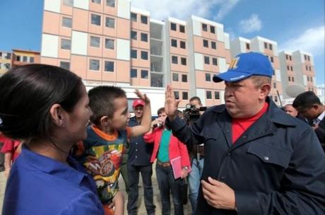 Hugo Chavez consegna delle case recentemente costruite dal Governo a favore di gente sfollata per le inondazioni