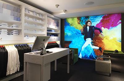 Una Milano in fiore segna l’apertura del primo flagship store italiano di Suitsupply. Una Milano in fiore segna l’apertura del primo flagship store italiano di Suitsupply.