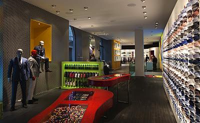 Una Milano in fiore segna l’apertura del primo flagship store italiano di Suitsupply. Una Milano in fiore segna l’apertura del primo flagship store italiano di Suitsupply.