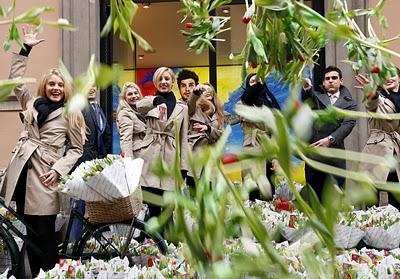 Una Milano in fiore segna l’apertura del primo flagship store italiano di Suitsupply. Una Milano in fiore segna l’apertura del primo flagship store italiano di Suitsupply.