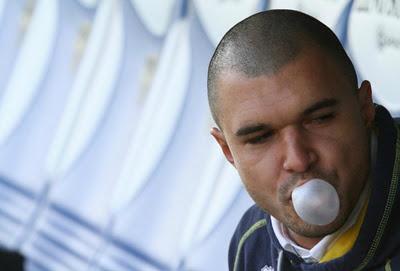 Bojinov prima litiga per calciare a tutti i costi un rigore e poi lo sbaglia (VIDEO) Bojinov prima litiga per calciare a tutti i costi un rigore e poi lo sbaglia (VIDEO)