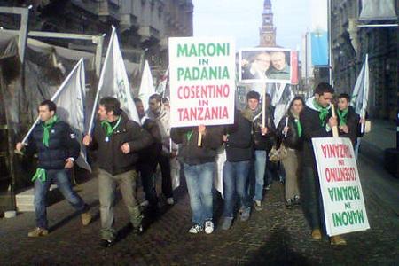Manifestazione lega a milano 7 Milano manifestazione Lega in Duomo contro il governo con i “Bossi Bobo boys” | FOTO MANIFESTAZIONE