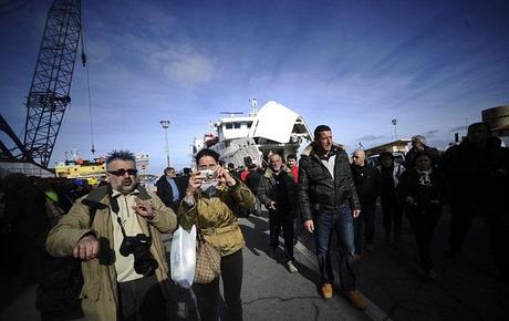 Concordia: La carica dei turisti all'Isola del Giglio Concordia: La carica dei turisti all'Isola del Giglio