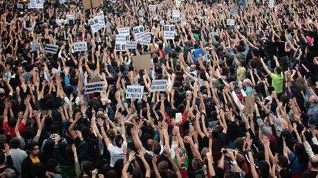 Indignati: la rivolta degli hashtags arriva in strada Indignati: la rivolta degli hashtags arriva in strada