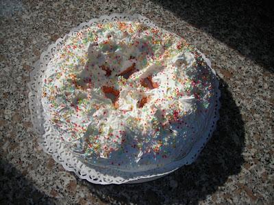 Ciaramicola tipico dolce pasquale di Perugia coperto da una glassa bianchissima cosparsa di confettini multicolori.