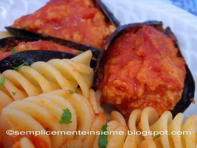 Fusilli con cozze ripiene al pomodoro