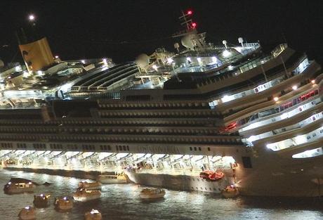 Costa CONCORDIA: le nuove foto del dopo impatto