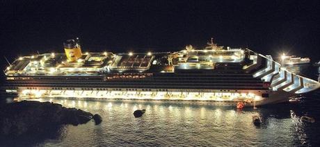 Costa CONCORDIA: le nuove foto del dopo impatto