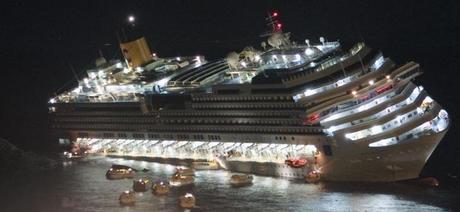 Costa CONCORDIA: le nuove foto del dopo impatto