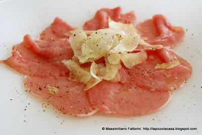 la carne cruda: carpaccio all'abese con chips di topinambur e olio di nocciola