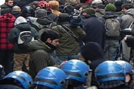 Napolitano contestato a Bologna, lancio di uova | VIDEO Occupy bologna manifestazione contro Napolitano 30 gennaio Napolitano contestato a Bologna, lancio di uova | VIDEO