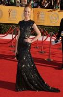 jayma mays - - reem acra (scarpe brian atwood, clutch judith leiber e gioielli neil lane)