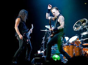 English: Kirk Hammett and James Hetfield playi...