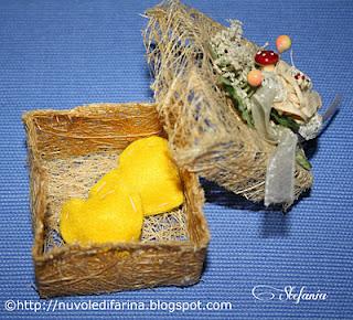 Cuori di crema pasticcera agli albumi e cigni di meringa francese e scatolina in abaca Cuori di crema pasticcera agli albumi e cigni di meringa francese e scatolina in abaca