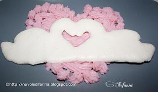 Cuori di crema pasticcera agli albumi e cigni di meringa francese e scatolina in abaca Cuori di crema pasticcera agli albumi e cigni di meringa francese e scatolina in abaca