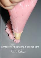 Cuori di crema pasticcera agli albumi e cigni di meringa francese e scatolina in abaca Cuori di crema pasticcera agli albumi e cigni di meringa francese e scatolina in abaca