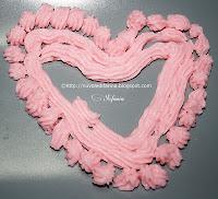 Cuori di crema pasticcera agli albumi e cigni di meringa francese e scatolina in abaca Cuori di crema pasticcera agli albumi e cigni di meringa francese e scatolina in abaca