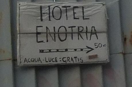 Spuntano addirittura le indicazioni per l'hotel Enotria