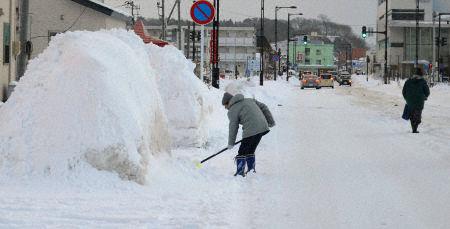 E sulle nevicate non scherza il Giappone: oltre 50 morti. Paralizzata la costa occidentale