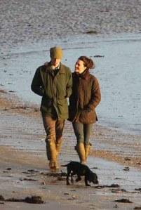 Kate Middleton e il principe Wiliam a passeggio sulla riva del mare del Galles.