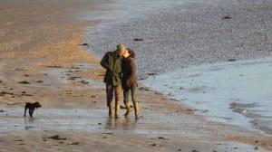 Kate Middleton e il principe Wiliam a passeggio sulla riva del mare del Galles.