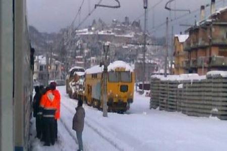 maltempo neve treni Gelo, ghiaccio e neve, lItalia è sotto zero: morti e polemiche. Fatti e Disagi in Italia dalle 12.00  