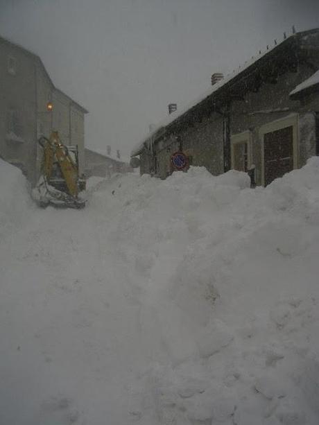 Opi, Abruzzo: più di 2 metri di neve sulla strada, le incredibili immagini!