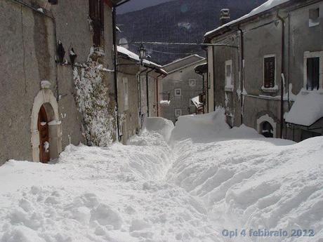 Opi, Abruzzo: più di 2 metri di neve sulla strada, le incredibili immagini!