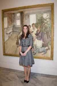 Kate Middleton da sola ad una mostra d”arte.