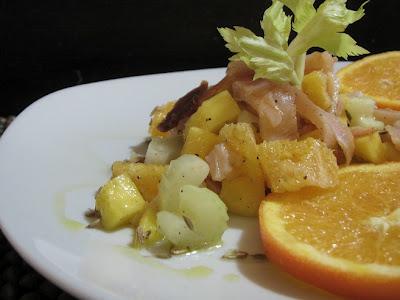 CON IL NASO ALL'INSU' - INSALATA CON PESCE SPADA AFFUMICATO, MANGO, SEDANO E ARANCIA CON IL NASO ALL'INSU' - INSALATA CON PESCE SPADA AFFUMICATO, MANGO, SEDANO E ARANCIA