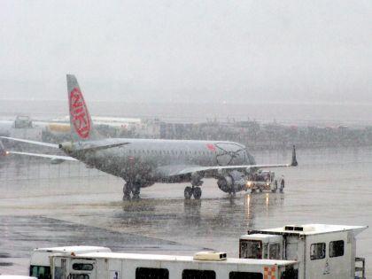 Maltempo: a Fiumicino cancellati il 50% dei voli. Chiusa l’A14 tra Rimini e Ancona per una bufera di neve
