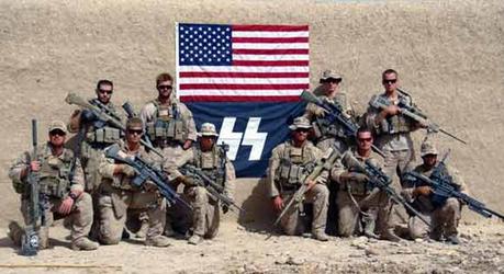 Marines USA in Afghanistan posano con la bandiera delle SS