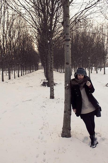 Le mani che tremano, il sole e i piedi nella neve. Le mani che tremano, il sole e i piedi nella neve.