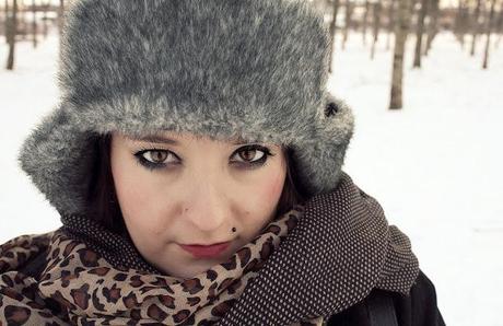 Le mani che tremano, il sole e i piedi nella neve. Le mani che tremano, il sole e i piedi nella neve.