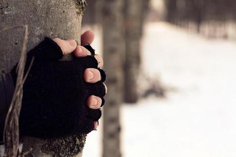 Le mani che tremano, il sole e i piedi nella neve. Le mani che tremano, il sole e i piedi nella neve.