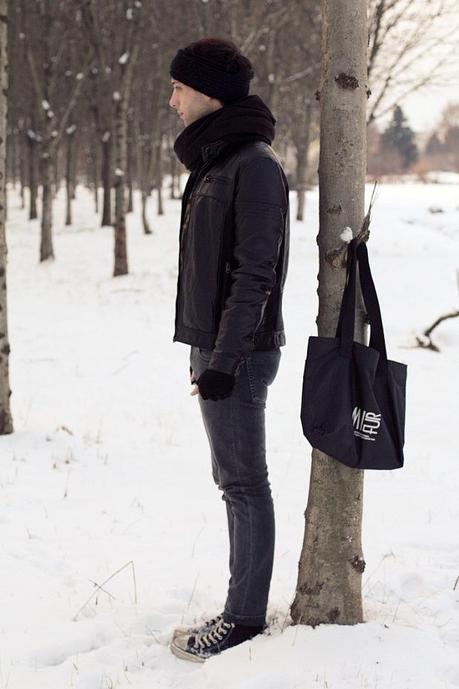 Le mani che tremano, il sole e i piedi nella neve. Le mani che tremano, il sole e i piedi nella neve.