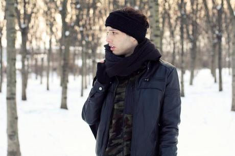 Le mani che tremano, il sole e i piedi nella neve. Le mani che tremano, il sole e i piedi nella neve.