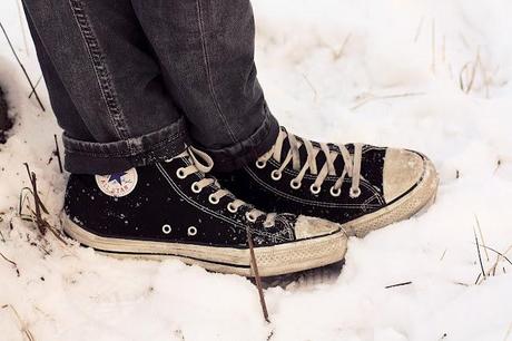 Le mani che tremano, il sole e i piedi nella neve. Le mani che tremano, il sole e i piedi nella neve.