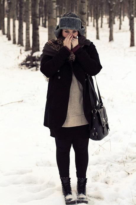 Le mani che tremano, il sole e i piedi nella neve. Le mani che tremano, il sole e i piedi nella neve.