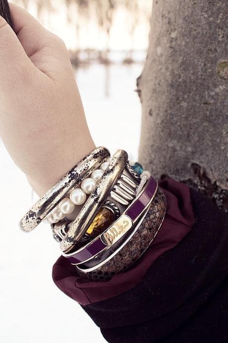 Le mani che tremano, il sole e i piedi nella neve. Le mani che tremano, il sole e i piedi nella neve.