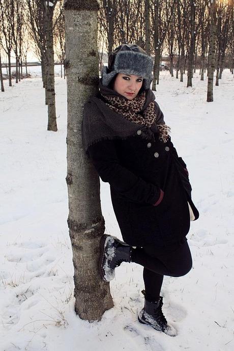 Le mani che tremano, il sole e i piedi nella neve. Le mani che tremano, il sole e i piedi nella neve.