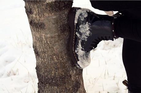 Le mani che tremano, il sole e i piedi nella neve. Le mani che tremano, il sole e i piedi nella neve.