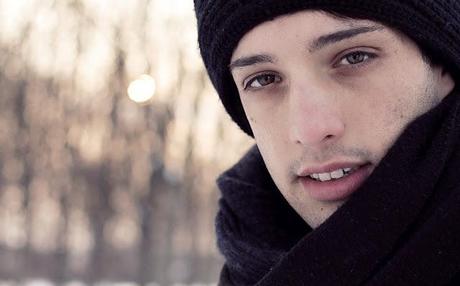 Le mani che tremano, il sole e i piedi nella neve. Le mani che tremano, il sole e i piedi nella neve.