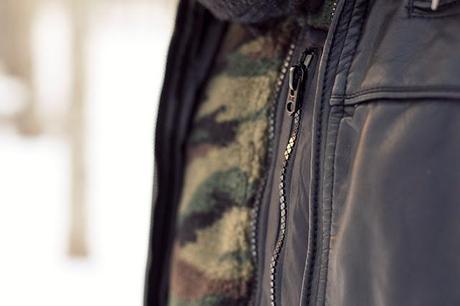 Le mani che tremano, il sole e i piedi nella neve. Le mani che tremano, il sole e i piedi nella neve.