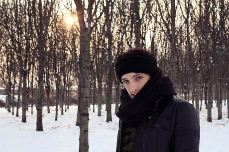 Le mani che tremano, il sole e i piedi nella neve. Le mani che tremano, il sole e i piedi nella neve.