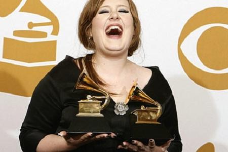 adele grammys Grammy, trionfo di Adele e ricordo per Witney