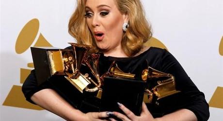 adele-sbanca-i-grammy-awards-2012-sei-premi-p-L-JerhSh